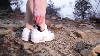 丝袜女真空上山拍照