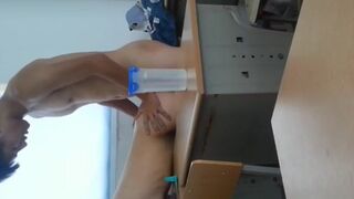 某镇上学校的学生情侣在教室内露脸自拍吃禁果，白嫩的小女友很害羞，被激情后入啪啪啪