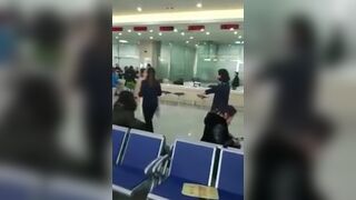 最新流出门事件背上写了个大字的大波妹突然在办证大厅脱光光大声述说