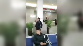 最新流出门事件背上写了个大字的大波妹突然在办证大厅脱光光大声述说