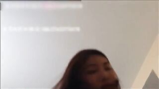 98年艺校小美女坐在大鸡巴上不停的摇摆欲死欲仙的享受着奶子嫩的可以掐出水