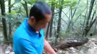 中年大叔和朋友老婆在小树林玩野战换妻旁边几个观摩者在不停笑