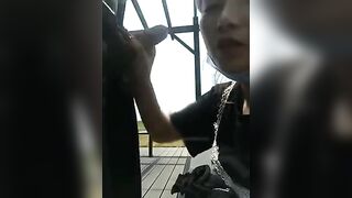 大奶主播约经常刷跑车的粉丝到游乐园户外啪啪玩危险动作对白清晰