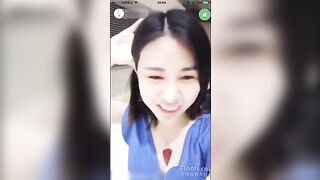 大胆女主播在机场候机大厅等飞机被狼友忽悠玩露出