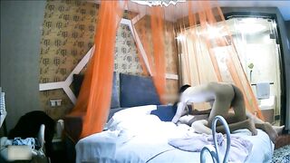 360监控偷拍清纯大二学妹和男友酒店开房啪啪啪