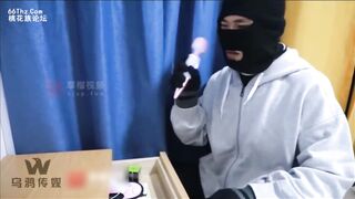 【今日推荐】最新乌鸦传媒国产AV剧情新作-午夜入室小偷劫财又劫色 打晕老公无套爆操女主内射 高清1080P原版首发