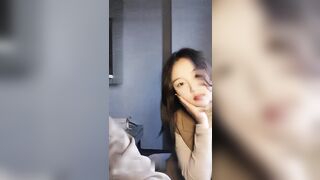 【大一学生妹呀】下午没课，跟小男友酒店开钟点房，粉嫩鲍鱼小尤物超喜欢啪啪，带你回到学生时代