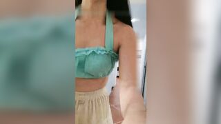 【户外小仙儿】放假在家一个人拿着板凳腿来玩自己的小穴 父母在客厅看电视 我把房间门打开玩