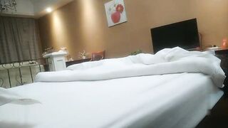 单身狗胖哥解决生理问题酒店公寓约炮大学生美女兼职卖肉妹子有点婴儿肥一对车大灯非常给力