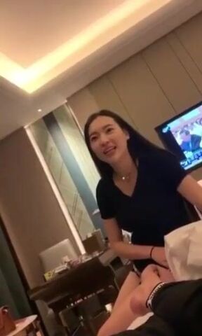 完美女神被抱起来猛操，太厉害了，这样操不知道有多舒服，男人有这功夫女人离不开呀！