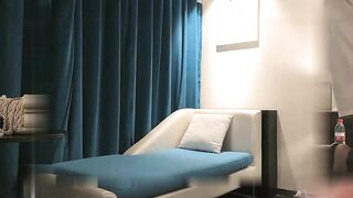 小宝寻花今晚约了两个美乳花臂嫩妹双飞啪啪，双女舌吻舔弄抽插猛操轮流换着操