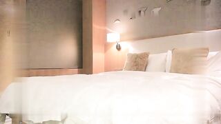 探花郎老李约了个高颜值美乳牛仔裤妹子啪啪，穿上女仆装黑丝掰穴摸逼上位骑坐猛操