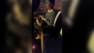 漂亮小美女酒吧被人下药带到酒店迷奸