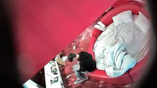 【麻花免费视频】高校附近主题酒店红色情趣大圆床偷拍下午没课眼镜同学和女友开房干完掰穴闻闻逼的味道