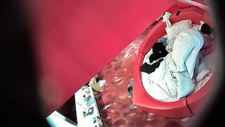 【麻花免费视频】高校附近主题酒店红色情趣大圆床偷拍下午没课眼镜同学和女友开房干完掰穴闻闻逼的味道