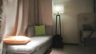 【麻花免费视频】鸭总探花第二场约了个高颜值性感长腿牛仔裤妹子，调情口交沙发上操骑乘抬腿大力猛操