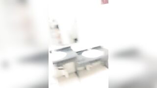 00后嫩妹深夜和小男友公厕啪啪口交洗手台上掰穴，站立后入坐马桶上抽插非常诱人