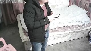 2020年生意最火的出租房价格亲民快餐车有点姿色的漂亮少妇太受欢迎了顾客络绎不绝10点多开始连续接5位年轻小伙