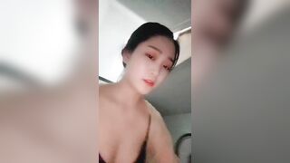 91李先生 刚娶回家的20岁娇妻，外面阳光好明媚，妻子下楼逛逛熟悉新环境，累了回家让美人妻足交，好丝滑的美足搞喷射牛奶！