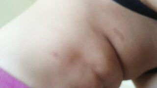 中学陪伴一起过来的女友【卉卉】，身材娇小胸却挺挺，吃鸡巴被男友伸进内衣扣穴，娇涩的青春呻吟！