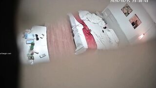 主题酒店摄像头偷拍白天逃课那对零零后小情侣晚上不回家开房过夜