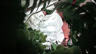 主题酒店绿叶房偷拍大叔跨年夜吃宵夜灌醉嫩妹子开房各种玩弄草逼