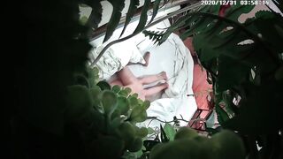 主题酒店绿叶房偷拍大叔跨年夜吃宵夜灌醉嫩妹子开房各种玩弄草逼