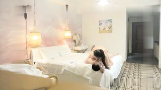 做二手车生意小老板网约青春气息十足迷你裙帆布鞋美女先舌吻抠B预热洗干净后疯狂连搞2次不戴套干一半还接到老婆电话