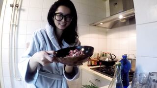 北京嫩模瑶瑶御姐范和男友裸体在厨房一边做菜一边被玩逼