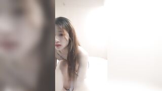 小凌约男人颜值不错苗条妹子和炮友啪啪，口交舔弄穿着棉袜上位骑乘自己动猛操