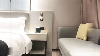 帅小伙2500元微信约了位身材颜值超一流的大奶美女,逼紧水多,配合默契,搞完后又舔了会奶子给了500小费.国语!