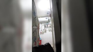 提前放摄像头偷窥老婆漂亮闺蜜洗香香 男子还教她怎么用热水器 身材奶子都不错