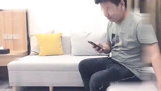 胖哥深夜约了位颜值高,气质极佳的短裤美女啪啪,美女开始抗拒玩逼,被强行扣了一会淫水直流,跪在沙发上求插.国语!