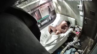 臻品360 ██ 主题酒店电影房偷拍把酒店当家的学生情侣带着睡衣开房做爱