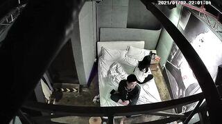 臻品360 主题酒店工业风套房偷拍眼镜大学生情侣小哥穿着睡衣和女友做爱好有家一样的感觉