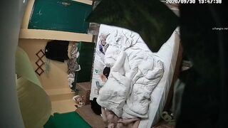 臻品360 黄绿特色主题房偷拍两个师范学院颜值女同性恋开房玩的花样动作不输AV动作片