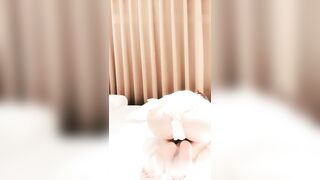 软绵绵无力白皙美乳妹子道具自慰大秀，揉搓大奶特写假吊骑坐无毛粉穴