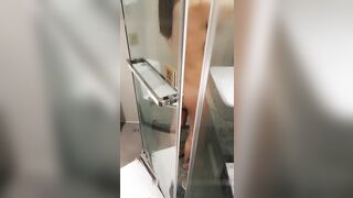 武汉奔驰哥的风流一夜，【轩逸探花】，缺钱兼职00后，停车场口交，酒店洗澡啪啪，小嫩妹没防备以为只是自拍，服侍周到体贴