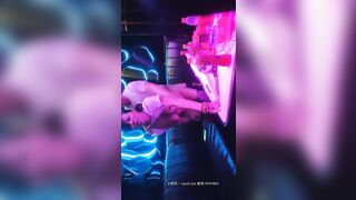 鸭总再现KTV里约的小少妇，歌也不唱了口交大鸡巴听她的呻吟，揉捏她的骚奶子后入骚穴抽插，精彩不要错过