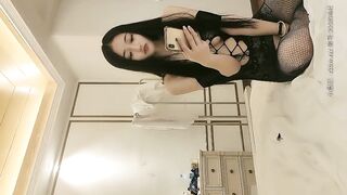 3个年轻的女孩子，其中一个才18岁，挑一个最骚的拉到一边就干