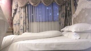 大宝寻花探会所约了个服务不错少妇，口交翘起双脚舔菊花，上位骑坐自己动，后入抽插没操几下就射了