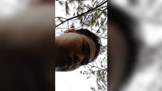 小胖哥偸情漂亮苗条小姨子户外山上野战扶着树后入搞的正在性头上被路人打断吓尿了赶紧换个地方继续搞