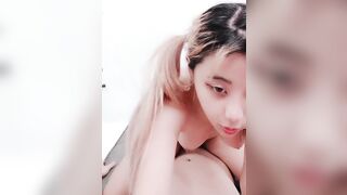 粉色头发越南卡哇伊大奶萌妹激情啪啪，深喉口交上位骑乘抽插，翘起双腿掰穴假吊插入，无毛逼逼猛操晃动奶子