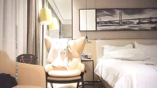 健身教练酒店约啪屁股挺翘丰满的少妇会员,勾搭了很久终于约到酒店玩逼舔奶,床上狠狠爆干,销魂淫叫.国语!