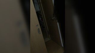 夜游神蹲坑几天终于成功的偸拍到邻居坚挺大奶美女全裸出浴样子这一对车大灯是真心诱人啊