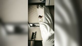 泡良大佬最新力作，【素人大作战】，良家小少妇，深夜酒店幽会，拿掉眼镜骚劲上身，大屌各个角度抽查完美呈现