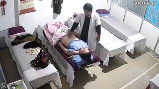 理疗按摩馆监控破解偸拍老中医色大叔给人妻熟女推拿按着按着就不老实了连抠带亲扒掉内裤就肏爽的熟女表情销魂