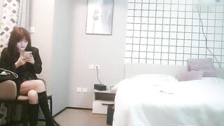 老六探花大白美腿短裙外围妹子，近距离拍摄深喉口交插嘴，抱起来抽插猛操，后入撞击大力撞击