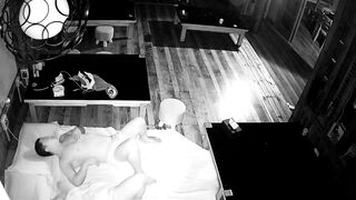 黑客破解网络摄像头监控偷拍饭店晚上打烊以后老板和媳妇在餐台旁边床铺上做爱