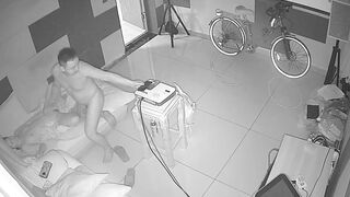 黑客破解网络摄像头监控偷拍养生馆理疗体验房间胖哥抱起女理疗师到沙发的贵妃躺上干炮